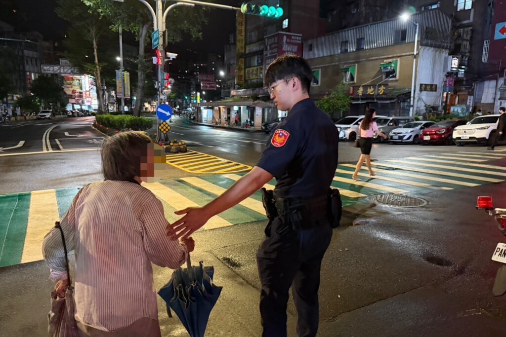中元祭典遇婦迷途市區 基警守護長者平安返家 2 MEITU 20250906 182350933 1