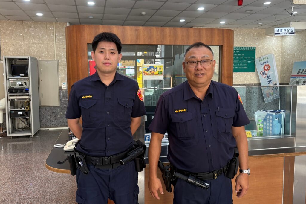 老翁騎車自摔失去呼吸心跳 瑞芳員警緊急CPR救回一命 1 MEITU 20250907 092149453