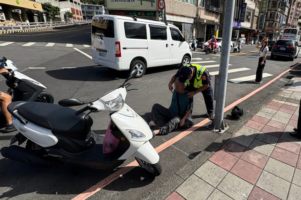 老翁騎車自摔失去呼吸心跳 瑞芳員警緊急CPR救回一命 2 MEITU 20250907 092208394