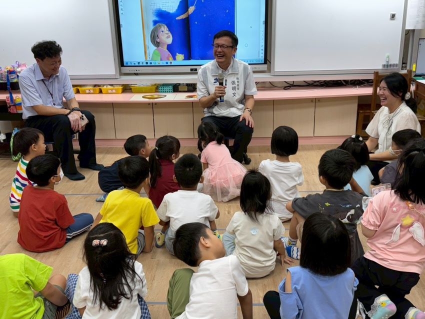 《圖說》張明文局長與幼生分享小故事及今天活動的心得〈教育局提供〉