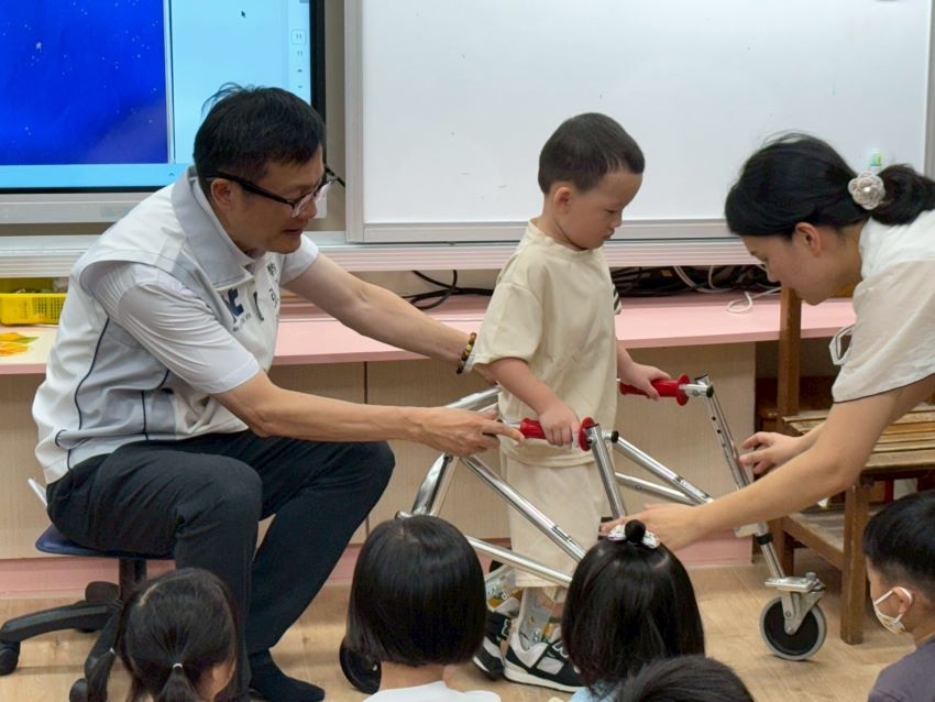 《圖說》張明文局長與老師一同協助身心障礙幼生使用助行器〈教育局提供〉