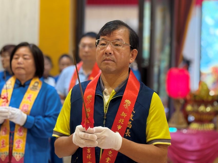 《圖說》民政局長林耀長今日代表市長侯友宜赴石門天懿慈惠堂參拜、祈福。〈民政局提供〉