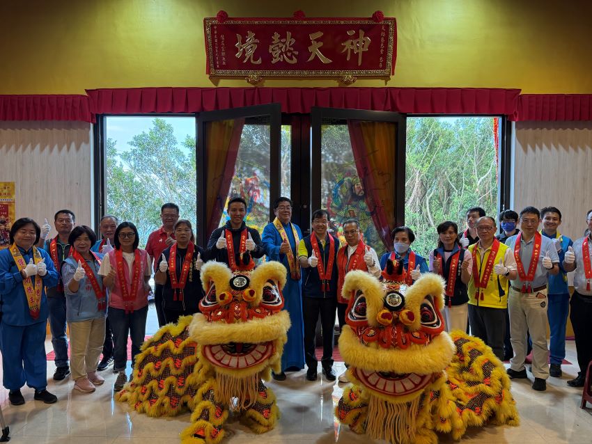 《圖說》林耀長代表市長頒贈匾額予以廟方，感謝長期付出與奉獻，並和貴賓一同合影。〈民政局提供〉