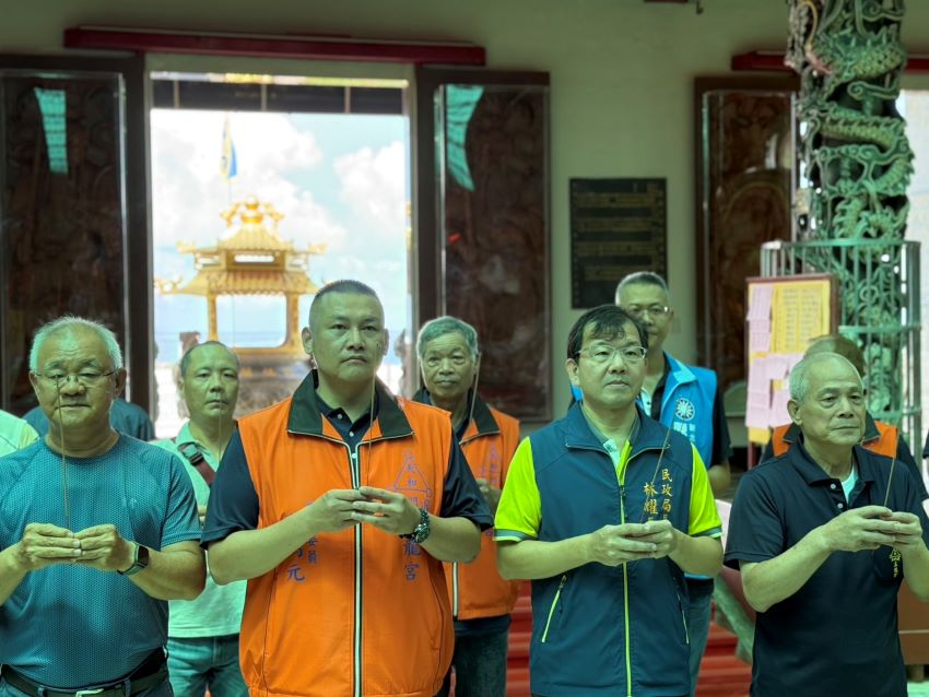 《圖說》林耀長於石門洞五龍宮參拜，該廟連續多年榮獲績優宗教團體殊榮，備受地方肯定。〈民政局提供〉