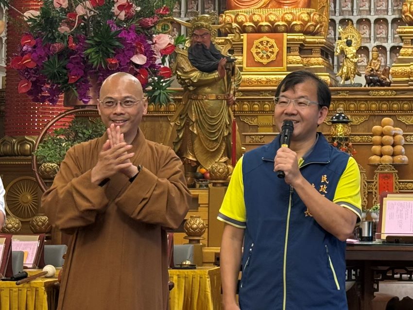 《圖說》林耀長於佛光山北海道場參拜，該道場環境清幽，為大台北地區禪修優質場所。〈民政局提供〉