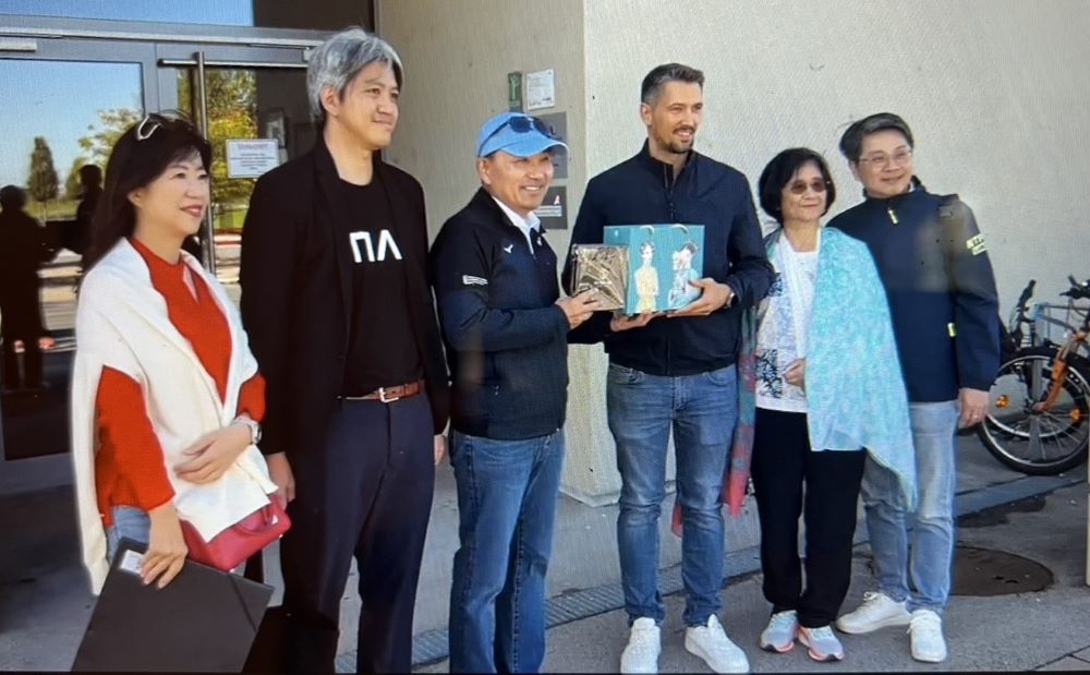 《圖說》侯友宜市長致贈阿斯朋湖城官員紀念品，左一新北市經發局長盛筱蓉、右一地政局長汪禮國、右二衛生局長陳潤秋。〈新聞局提供〉