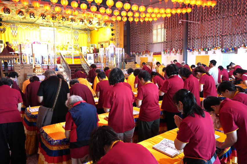 《圖說》世界佛教正心會於教孝月啟建地藏法會，來自各地信眾虔誠恭誦地藏經，法會殊勝圓滿。〈正心會提供〉