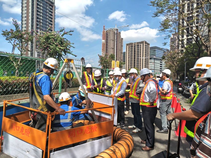《圖說》國土署考評委員於現地視察雨水下水道人孔及箱涵內現況。〈水利局提供〉