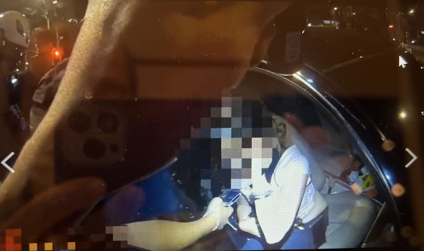 《圖說》員警盤查陳姓女子情形。〈海山分局提供〉