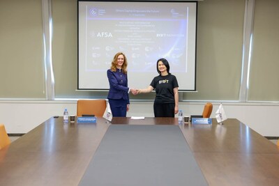 2025年9月4日，Evgeniya Bogdanova, AFSA Chief Executive Officer（左）與Mazurka Zeng, Chief Operating Officer at Bybit（右）在阿斯塔納金融日論壇簽署MMoU。