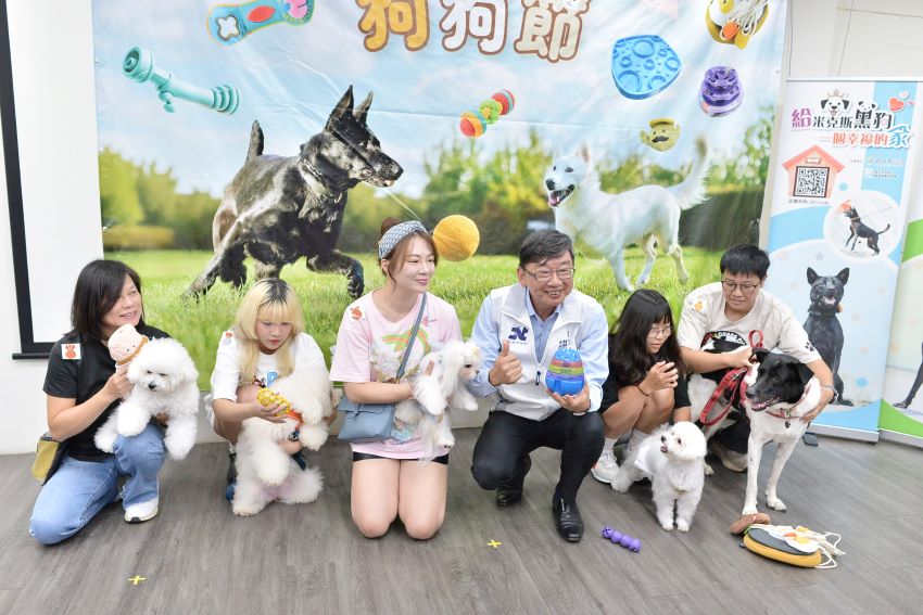《圖說》農業局長諶錫輝與飼主宣導狗狗玩具。〈動保處提供〉