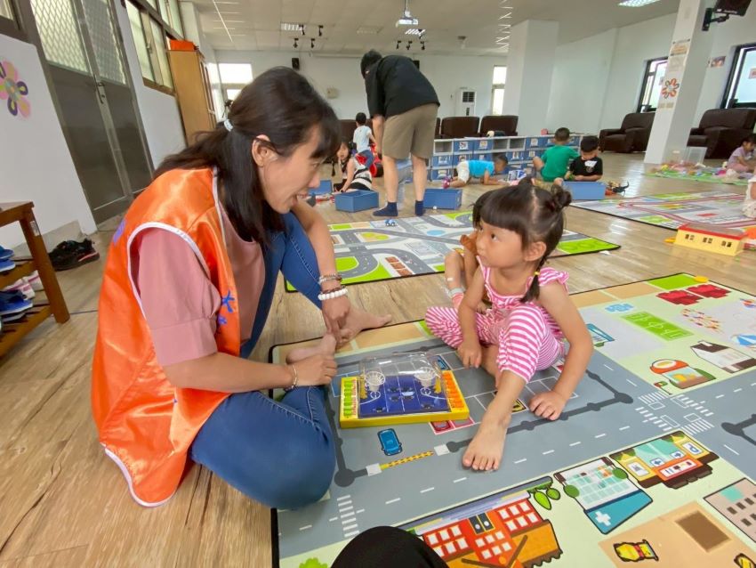 從選玩具和遊戲看孩子 新北早療資源中心進入偏區親職篩檢 1 《圖說》新北市第6區早資中心的志工協助孩童玩玩具,並從中觀察紀錄。〈社會局提供〉