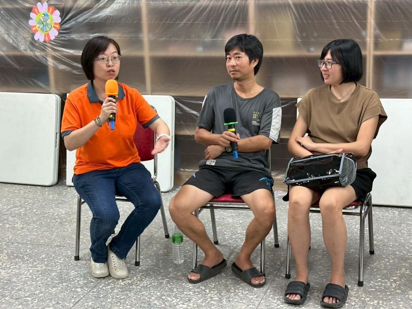 從選玩具和遊戲看孩子 新北早療資源中心進入偏區親職篩檢 3 《圖說》新北市第6區早資中心督導林芷榕(左)和家長親職座談,並解答家長的各項問題。〈社會局提供〉