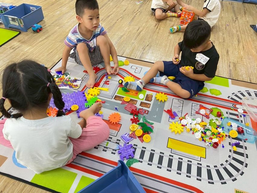 從選玩具和遊戲看孩子 新北早療資源中心進入偏區親職篩檢 5 《圖說》從孩童選玩具可以看出孩子的生活脈絡。〈社會局提供〉