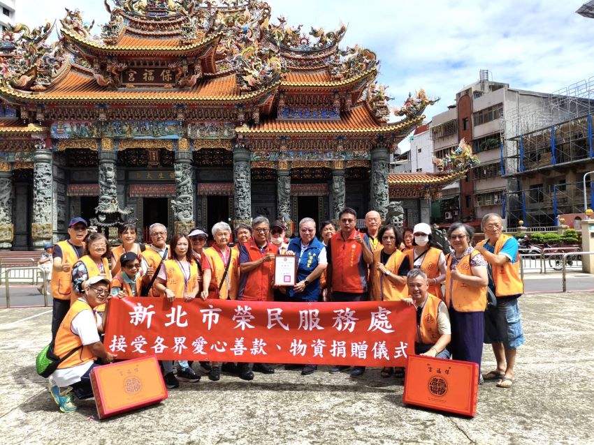 中元節獻愛扶助新北榮民眷 保福宮行善不輟 1 《圖說》永和保福宮陳主委(中藍衣者)捐贈新北市榮服處物資,由李毓錫副處長(中排左五)代表受贈。〈新北榮服處提供〉