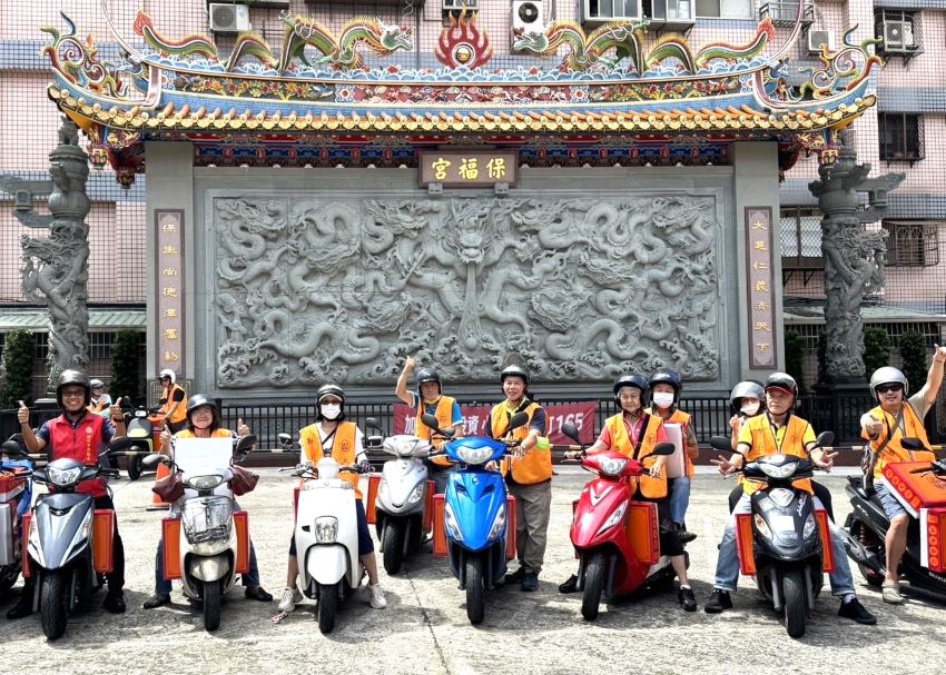 中元節獻愛扶助新北榮民眷 保福宮行善不輟 2 《圖說》李毓錫副處長(左一)親率永和區輔導員及榮欣志工隊,自保福宮出發,騎車親送物資予轄內榮民眷。〈新北榮服處提供〉