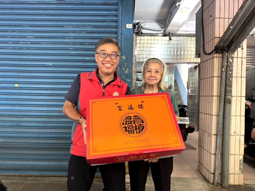 中元節獻愛扶助新北榮民眷 保福宮行善不輟 3 《圖說》李毓錫副處長(左)與榮欣志工隊親送物資關懷轄內榮民眷。〈新北榮服處提供〉