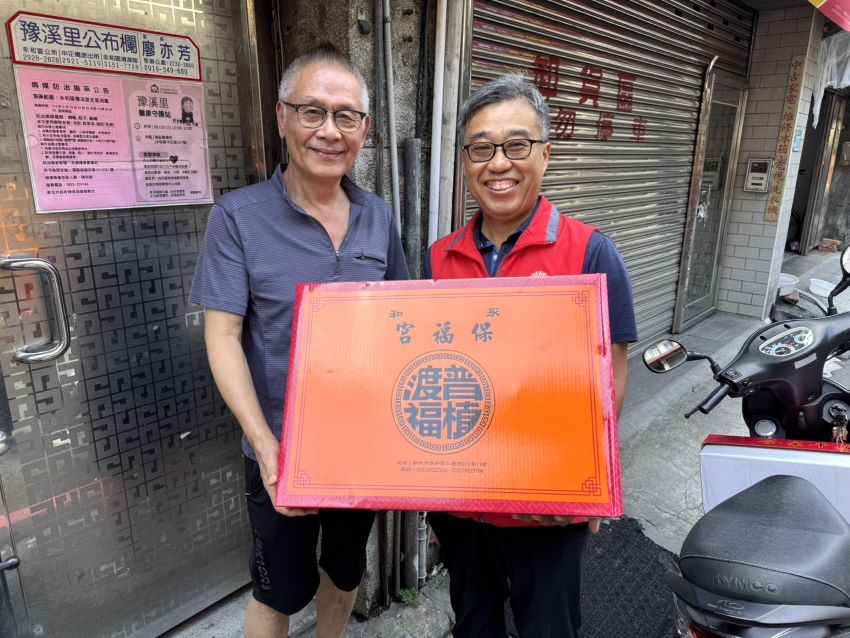 中元節獻愛扶助新北榮民眷 保福宮行善不輟 4 《圖說》李毓錫與榮欣志工隊親送物資關懷轄內榮民眷二。〈新北榮服處提供〉