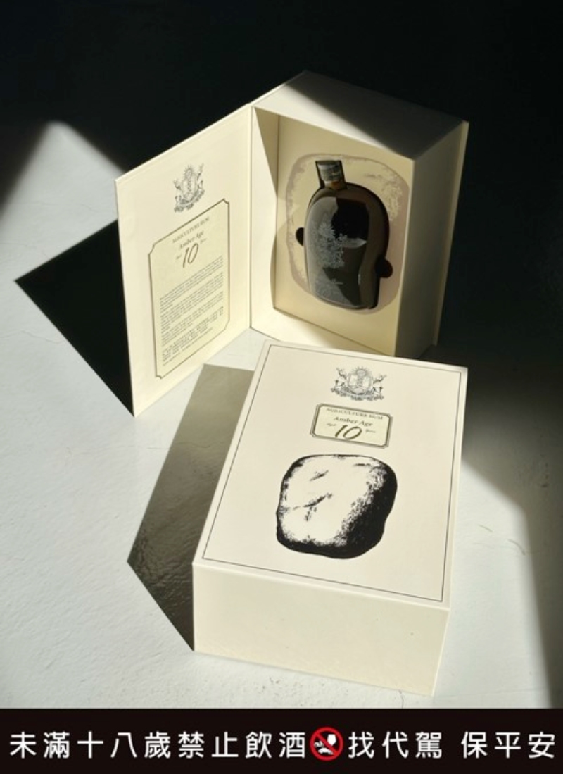 台灣『琥珀年代 Amber Age』十年農業型蘭姆酒 榮獲國際雙金肯定 致敬酒廠二十年工藝 2 圖▲Amber Age 琥珀年代 10 年農業型蘭姆酒,以獨特的「書型包裝」亮相,設計概念宛如打開一段塵封已久的篇章。(圖/業者提供)