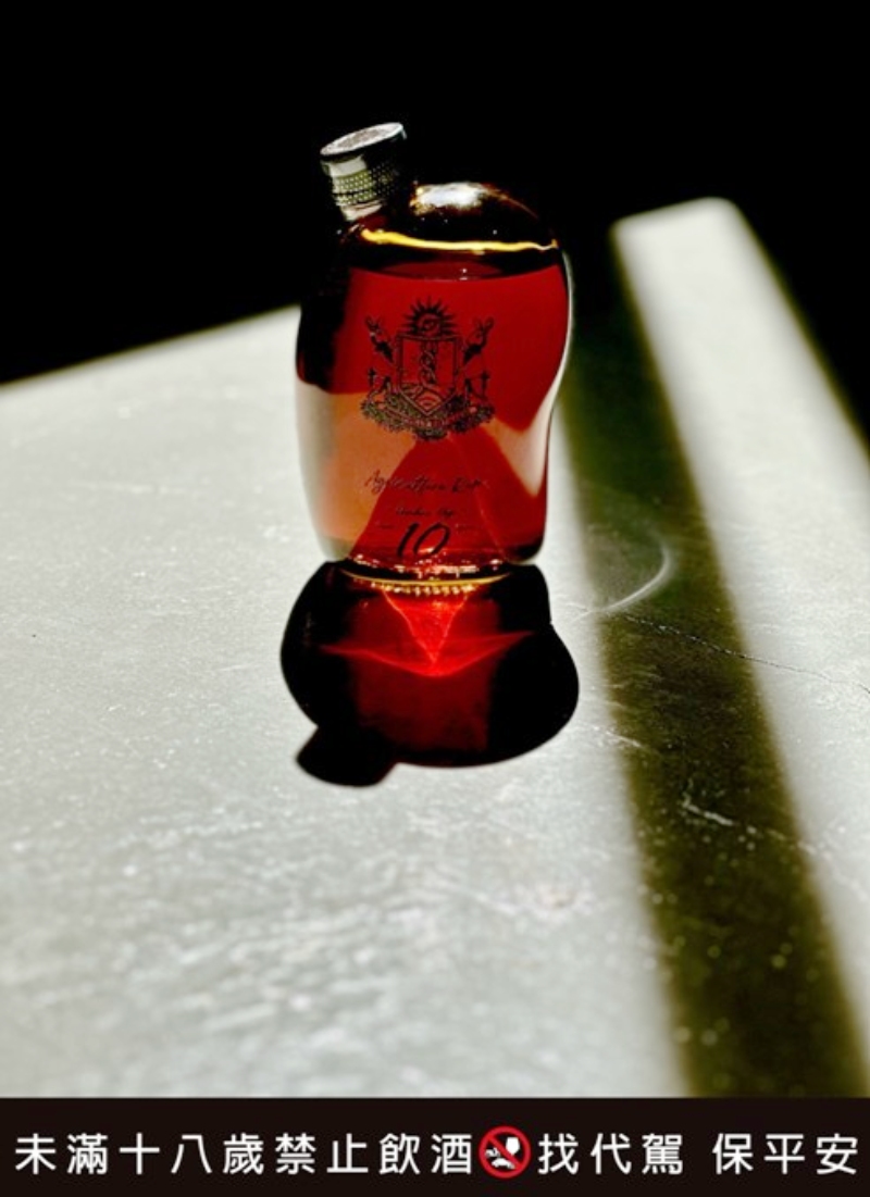 台灣『琥珀年代 Amber Age』十年農業型蘭姆酒 榮獲國際雙金肯定 致敬酒廠二十年工藝 3 圖▲Amber Age 採用別具巧思的石頭瓶設計,靈感來自岩石般堅毅且歷久彌新的特質。石頭象徵時間的淬鍊與自然的力量,正如這款農業型蘭姆酒歷經歲月熟成後所展現的深厚層次。(圖/業者提供)