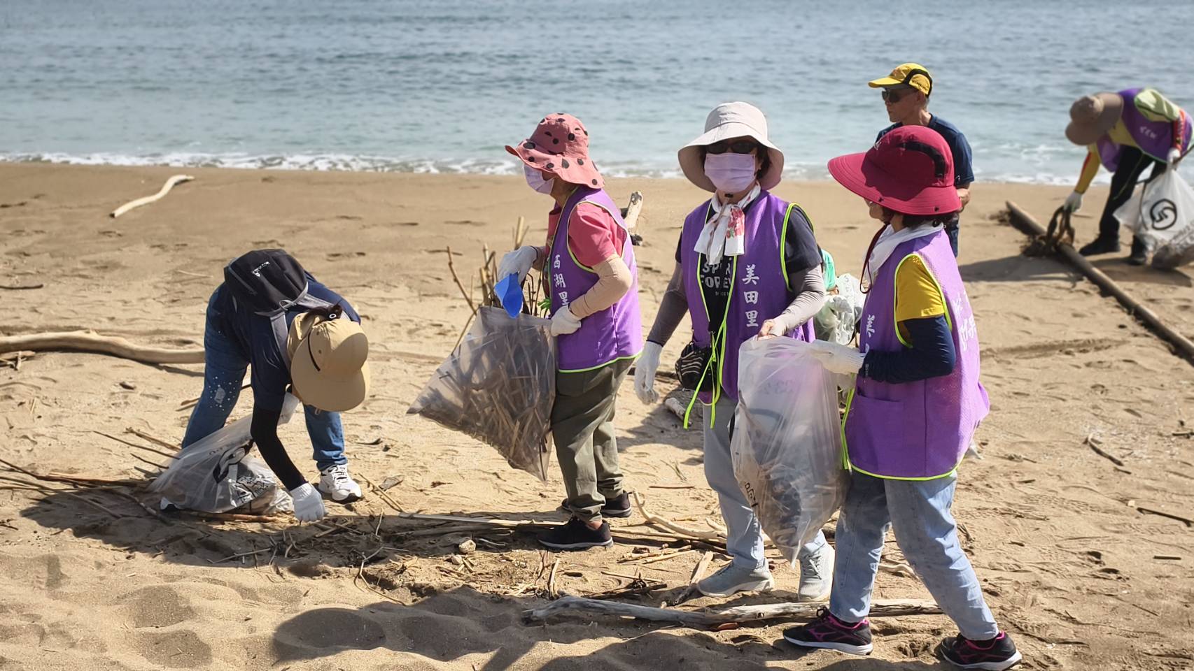 《圖說》金山區在地志工參與淨灘。〈環保局提供〉