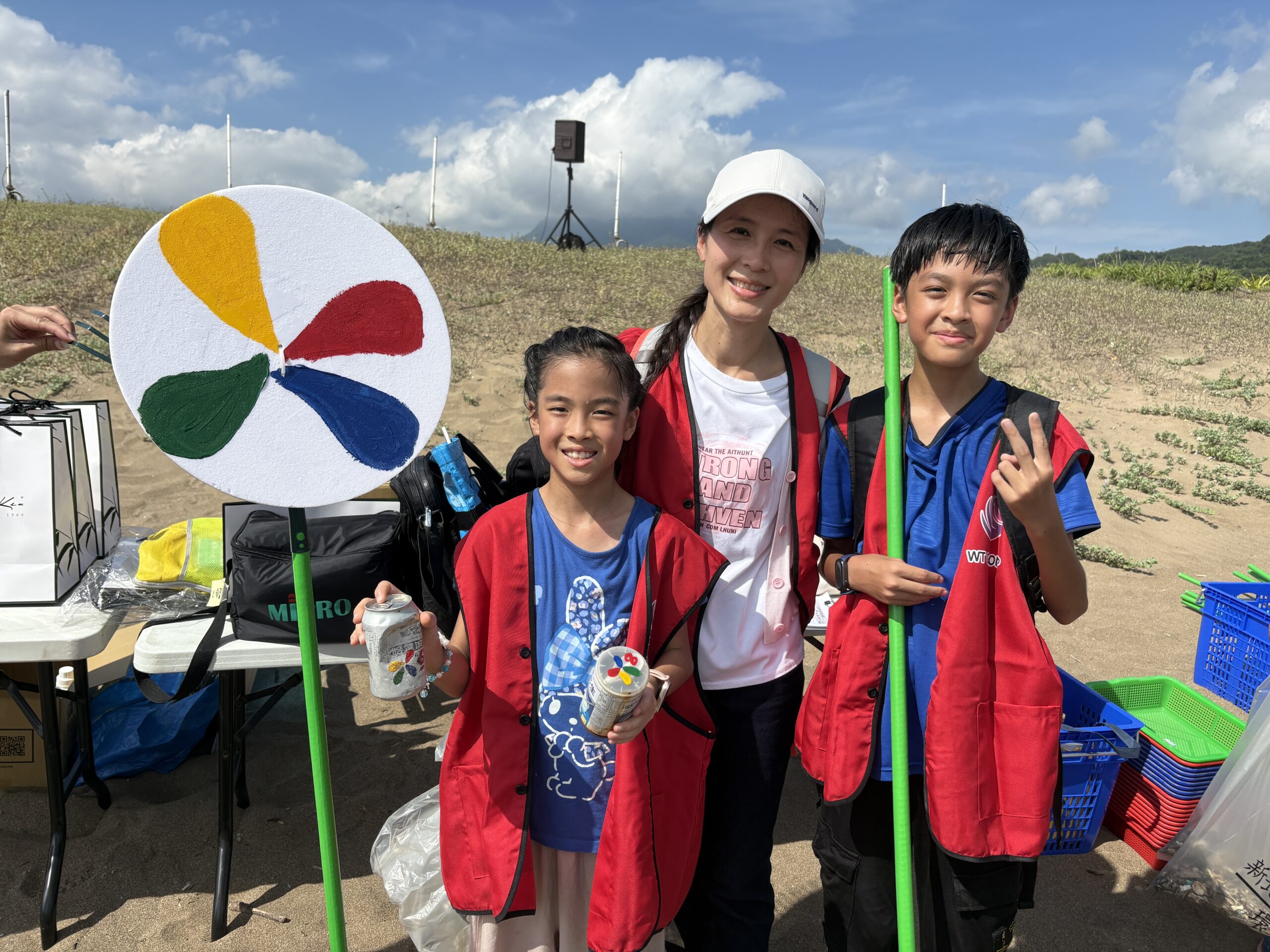 《圖說》民眾淨灘過程中也參與了「沙灘海廢尋寶趣」，獲得滿滿的成就感與樂趣。〈環保局提供〉