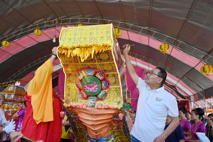 《圖說》淡水河祭路祭薦拔祈福大法會市長侯友宜於龍王船點睛。〈民政局提供〉