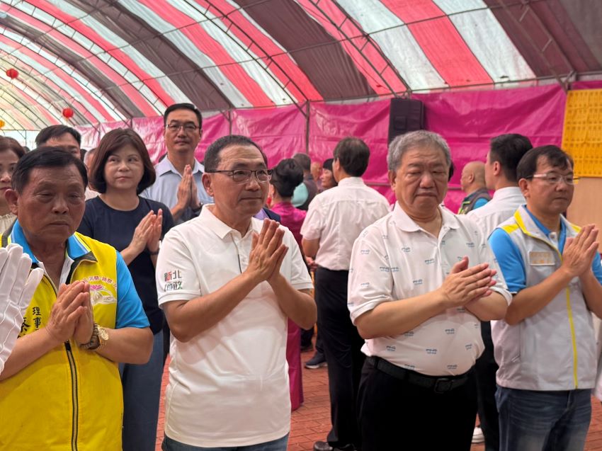 《圖說》淡水河祭路祭薦拔祈福大法會，市長侯友宜、議長蔣根煌〈右二〉、民政局長林耀長〈右一〉及地方人士與會，儀式莊嚴肅穆。〈民政局提供〉
