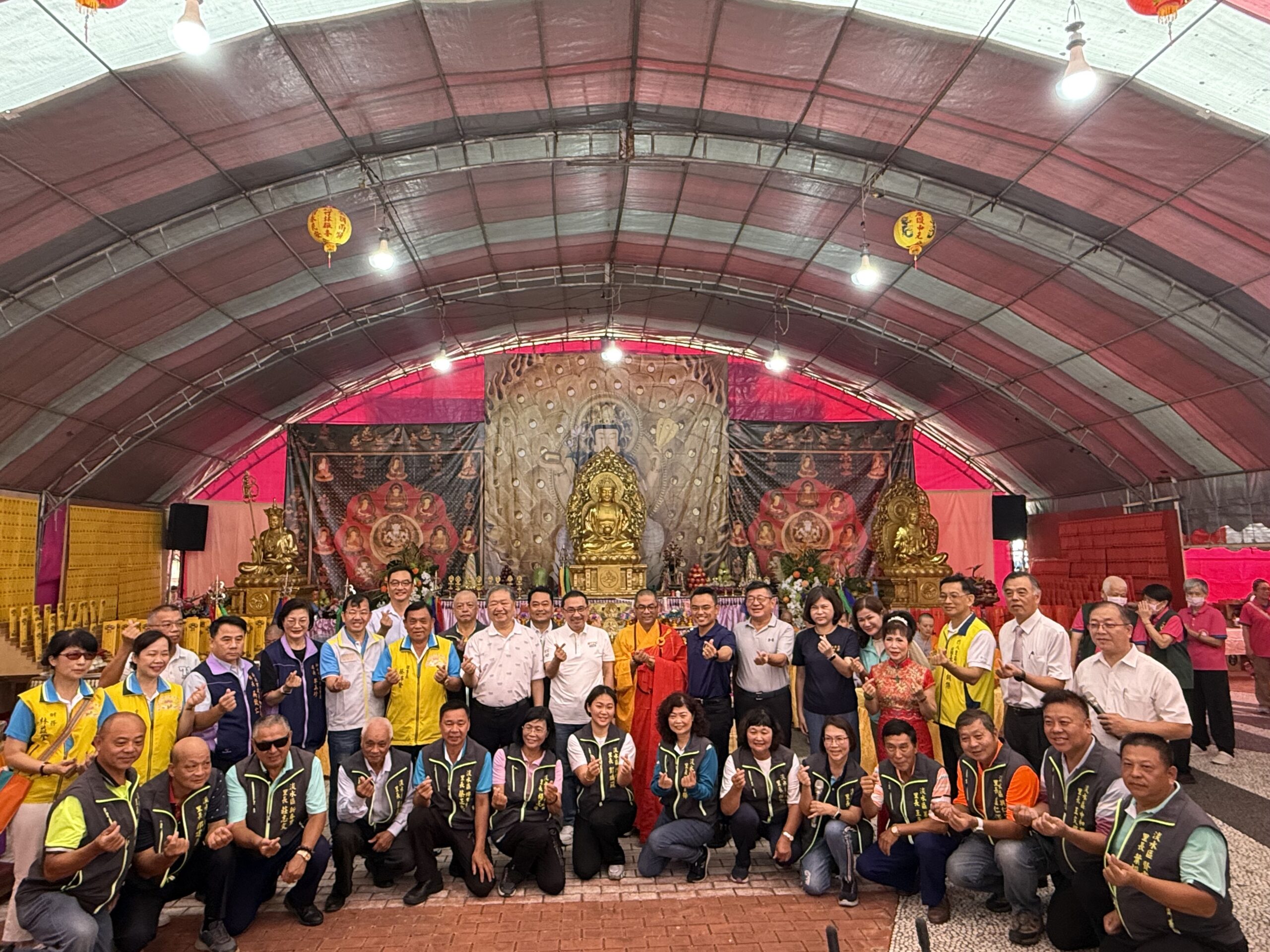 《圖說》侯友宜和與會貴賓合影留念。〈民政局提供〉