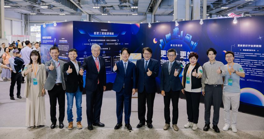 《圖說》賴總統蒞臨新北市政府展攤合影，左三新北市城鄉局副局長邱信智。〈城鄉局提供〉