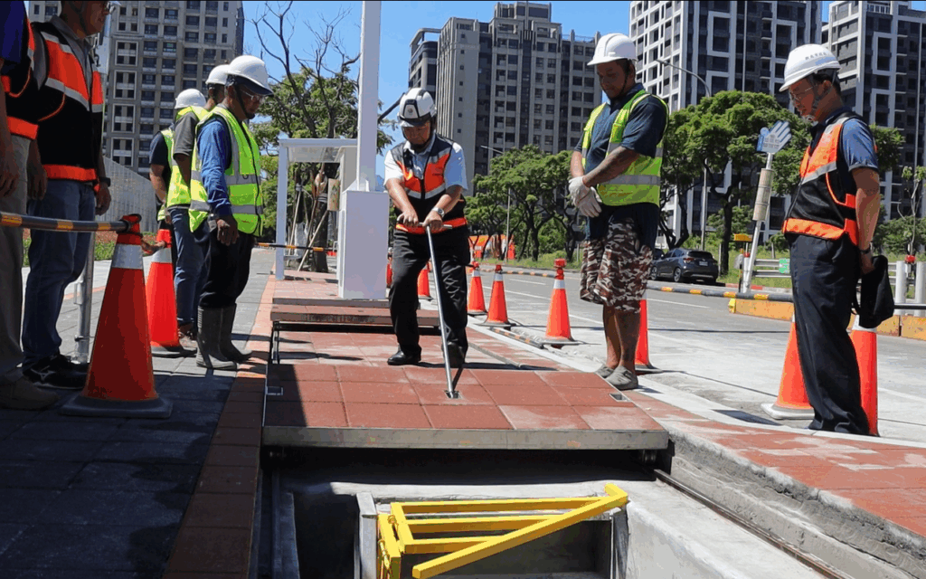 %E5%B7%A5%E5%8B%99%E5%B1%80%E9%95%B7%E9%A6%AE%E5%85%86%E9%BA%9F%EF%BC%88%E4%B8%AD%EF%BC%89%E8%A6%AA%E8%87%AA%E6%93%8D%E4%BD%9C%E3%80%8C%E6%BB%91%E8%BB%8C%E5%BC%8F%E5%87%BA%E5%85%A5%E6%90%AC%E9%81%8B%E5%8F%A3%E3%80%8D%EF%BC%8C%E5%89%B5%E6%96%B0%E6%8A%80%E8%A1%93%E8%BC%95%E4%BE%BF%E7%9C%81%E5%8A%9B%EF%BC%8C%E5%83%85%E9%9C%80%E5%96%AE%E4%BA%BA%E5%8D%B3%E5%8F%AF%E9%96%8B%E5%95%9F%EF%BC%8C%E4%B8%A6%E5%B0%87%E7%AB%8B%E9%AB%94%E9%80%9A%E9%A2%A8%E5%8F%A3%E7%B8%AE%E5%B0%8F%E8%87%B3%E8%88%87%E5%9C%B0%E9%9D%A2%E9%BD%8A%E5%B9%B3%EF%BC%8C%E6%9C%89%E6%95%88%E9%87%8B%E6%94%BE%E4%BA%BA%E8%A1%8C%E7%A9%BA%E9%96%93%EF%BC%8C%E7%87%9F%E9%80%A0%E6%9B%B4%E8%88%92%E9%81%A9%E7%9A%84%E6%AD%A5%E8%A1%8C%E7%92%B0%E5%A2%83