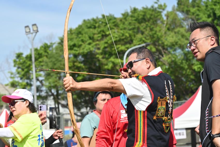 新北市長盃原民傳統射箭賽百隊參戰 侯友宜開弓展箭技 1 《圖說》新北市第五屆市長盃原住民族傳統射箭邀請賽,市長侯友宜到場開弓,為比賽揭開序幕。〈原民局提供〉