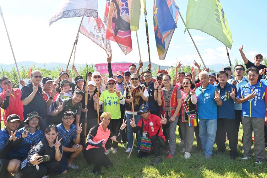 新北市長盃原民傳統射箭賽百隊參戰 侯友宜開弓展箭技 2 《圖說》114年度第五屆新北市市長盃傳統射箭賽事開幕合影。〈原民局提供〉
