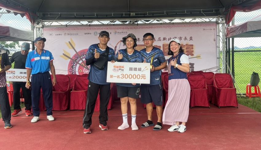 新北市長盃原民傳統射箭賽百隊參戰 侯友宜開弓展箭技 3 《圖說》團體組冠軍由澳花射箭A隊奪得。〈原民局提供〉