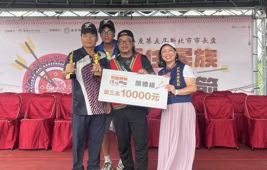 新北市長盃原民傳統射箭賽百隊參戰 侯友宜開弓展箭技 5 《圖說》團體組季軍為撒拉瑪射箭隊。〈原民局提供〉