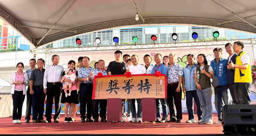 《圖說》八里區柚農張瀚文奪下特等獎及甜柚王雙料冠軍，市長頒發匾額勉勵農友辛勞。〈農業局提供〉