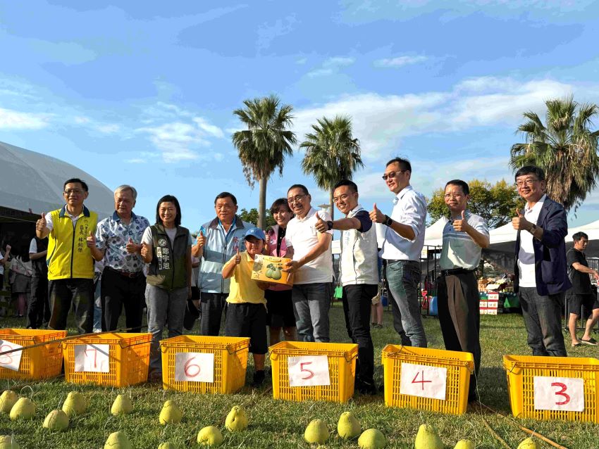 《圖說》新北文旦柚展售會為期2日於本周末展開，現場可參與釣文旦柚等趣味闖關活動。〈農業局提供〉