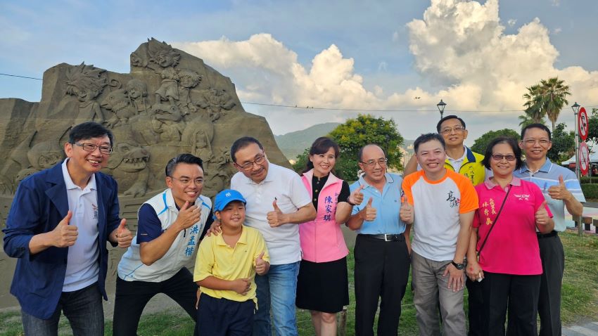 《圖說》今年八里城市沙雕展與與經典日系動漫《數碼寶貝》聯名，右三水利局長宋德仁。〈高灘處提供〉