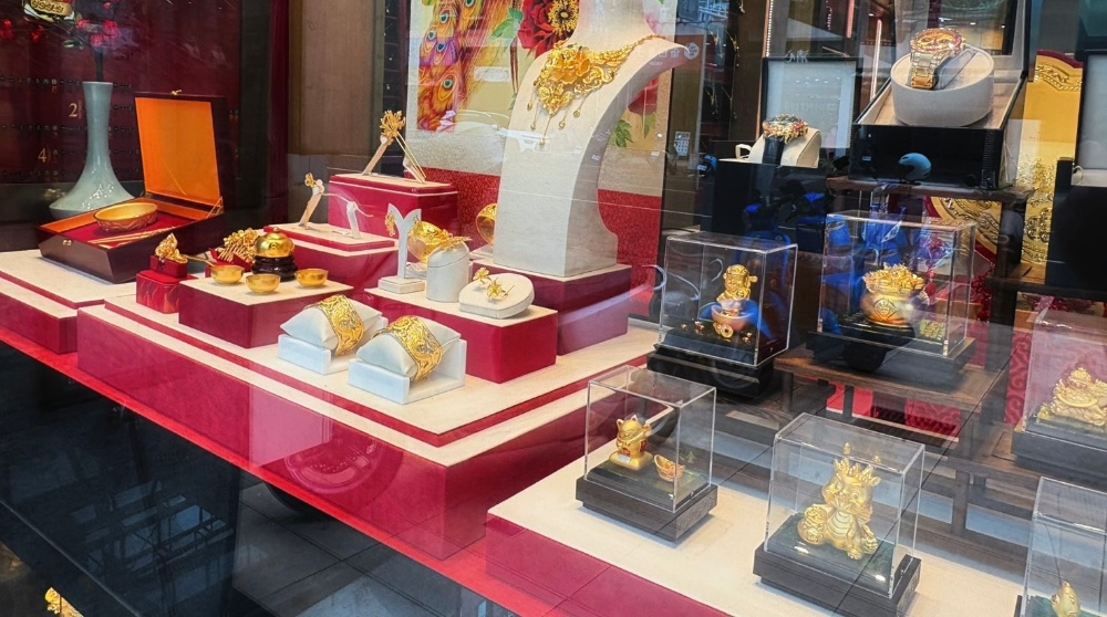 高雄黃金回收買賣銀樓首選「佳鈺山銀樓」!二代傳承年輕化經營,70坪空間打造多元黃金服務 2 圖▲純白櫥窗襯托橙色光影,黃金在其中閃耀出溫潤光芒,每一步路過都讓人忍不住駐足欣賞。