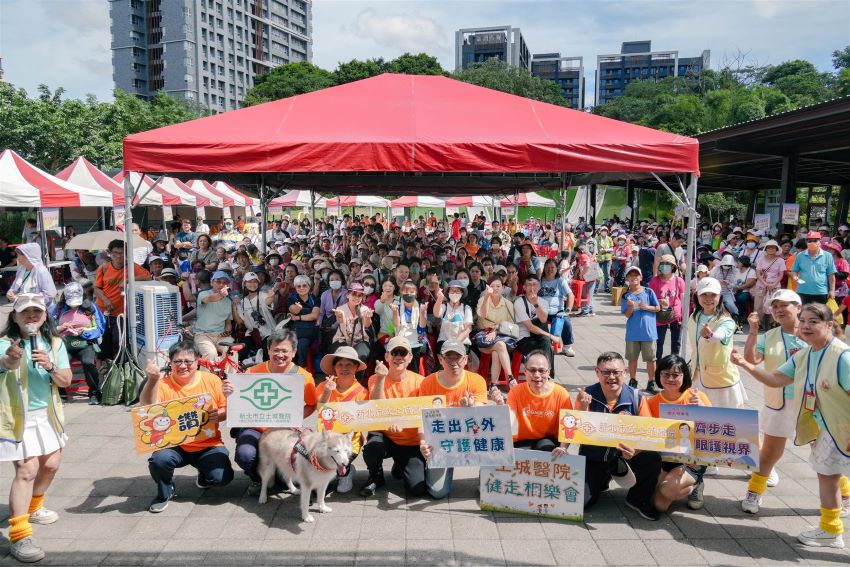 《圖說》新北市立土城醫院「健康齊步走　亮眼護視界」健走桐樂會，吸引近千名市民熱情參與。〈土城醫院提供〉