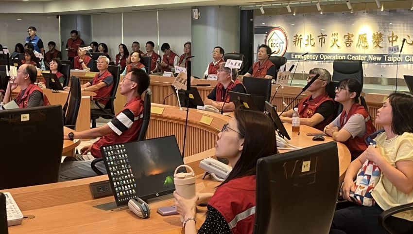 《圖說》副市長朱惕之〈後排右一〉主持召開因應樺加沙颱風整備會議，後排右一消防局長陳崇岳。〈消防局提供〉