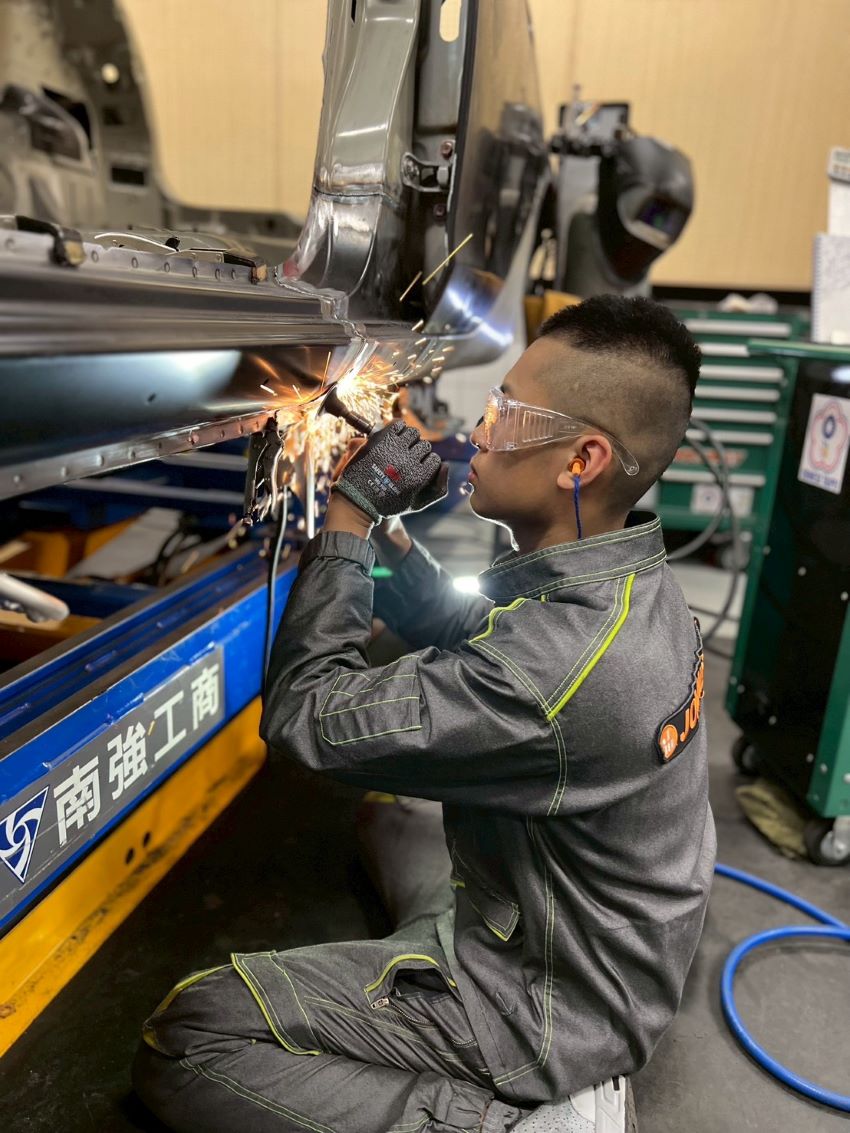 《圖說》南強工商呂彥均，兩年前僅獲備取，卻沒有因此放棄，而是選擇從「零基礎」轉戰汽車板金。〈教育局提供〉