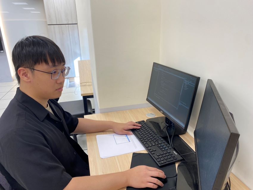 《圖說》智光商工網頁技術國手林碩斌分享，從區賽佳作到國手正選，過程雖歷經低潮與放棄念頭。〈教育局提供〉