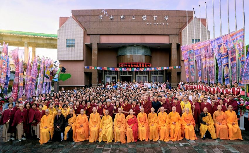 《圖說》聖德釋證達教尊與僧團及500多名來自台灣、日本、越南、美國、香港等地區的善信大眾法會圓滿後合影。〈主辦單位提供〉