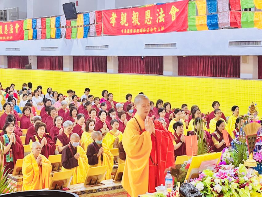 《圖說》禮請金釦二段聖德釋證達教尊主法，善信虔心恭誦《大乘金剛般若寶懺》、《地藏菩薩本願經》，梵唄妙音響徹，莊嚴吉祥殊勝。〈主辦單位提供〉