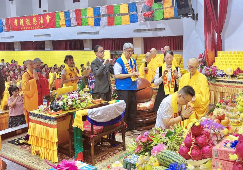 《圖說》苗栗市市長余文忠（前跪拜者）、行政院性別平等委員秦季芳教授、宗教科長、議員黎尚安等貴賓上台拈香。〈主辦單位提供〉