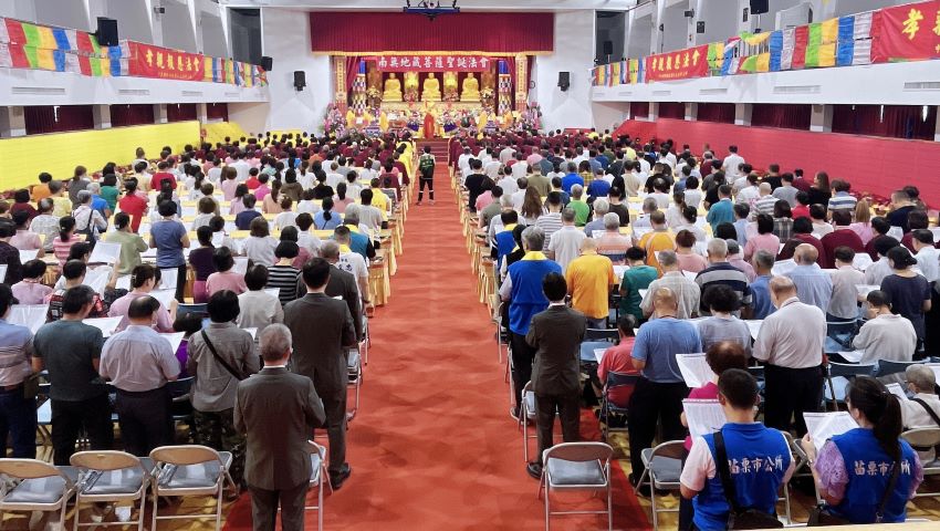 《圖說》禮請聖德釋證達教尊主法，五百多名善信虔誠誦經，莊嚴吉祥殊勝。〈主辦單位提供〉