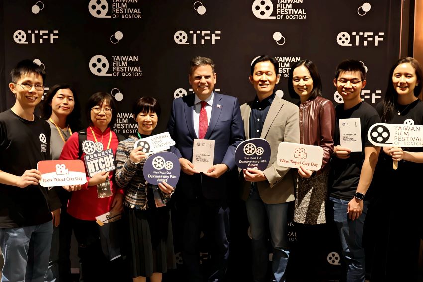 「新北日」感動波士頓觀眾 兩部紀錄片國際發光 1 《圖說》新北市新聞局謝麗蘭副局長(左4)、駐波士頓辦事處廖朝宏處長伉儷(右3、4)、莫爾登市Gary Christenson市長(中)共同與會參與2025波士頓台灣影展。〈新聞局提供〉