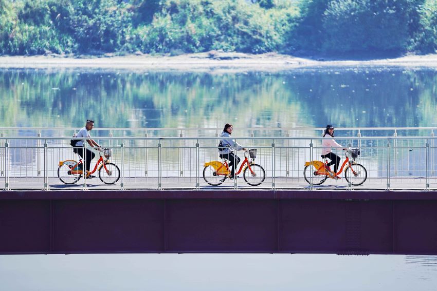 《圖說》踩踏大漢溪河濱，跨橋慢騎感受低碳生活-大漢溪自行車道。〈高灘處提供〉