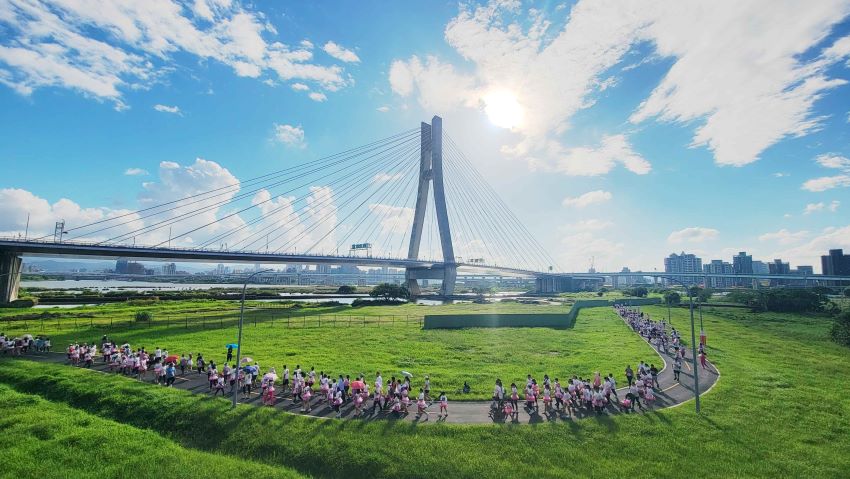 《圖說》揮別車潮，河濱慢跑共享低碳生活-二重環狀自行車道。〈高灘處提供〉